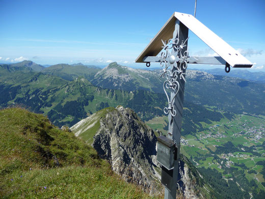 Blick vom Gipfel des Elfer`s / links vom Gipfelkreuz das Gottesackerplateau, rechts im Bild ist Hirschegg zu sehen