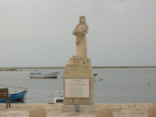 24 Porto Cesareo, statua Manuela Arcuri (clic sull'immagine per ingrandire)