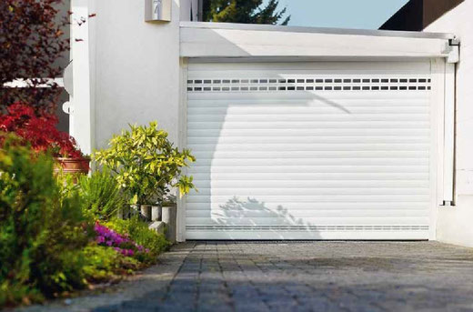 Garagentore-Rolltor-Seitenlauftor - Sonnenschutz Tirol Rohregger