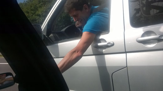 Martin verewigt sich während der Fahrt auf unserem "Tourbus" (in Höhe von Lindau auf der A7)