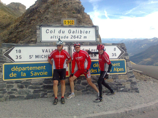 Hubert, Ralf und Udo auf 2642 m Höhe und nach 2 Pass-Bewältigungen