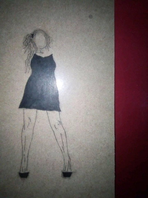 HANDE KADER 2018. "Red Shoes" Carboncino su faesite 50x35. Firenze, IUSTITIA. Libreia Giorni, 12 gennaio 2019. 