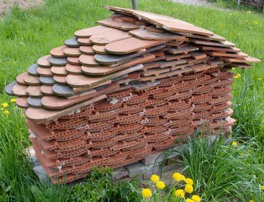 Wildbienen-Nisthilfe aus Strangfalzziegeln in unserem Natur-Erlebnis-Garten (Foto: F. Durst)