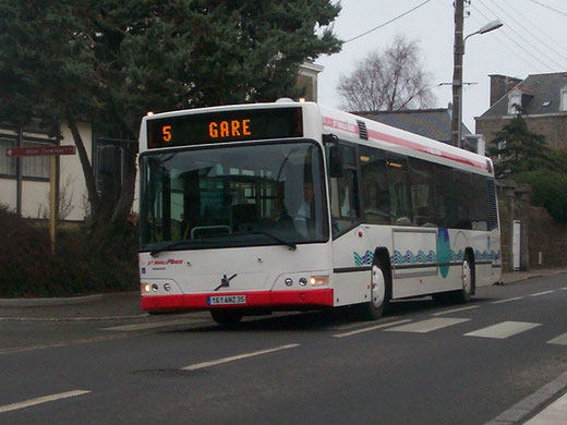 Premiers tours de roue pour le n°65 dans sa belle livrée rouge; il se dirige vers La Grassinais, via la Gare. ©Popol 