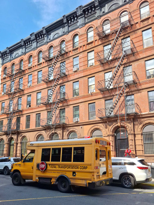 New York, Harlem : immeuble voisin de la caserne West 133rd Street