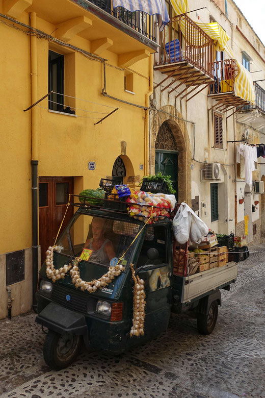Sicile : vendeur ambulant dans une ruelle de Cefalù