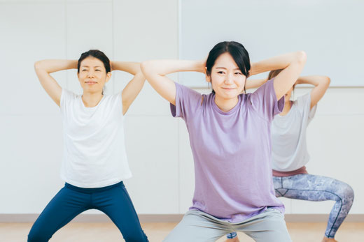 スクワットをする女性
