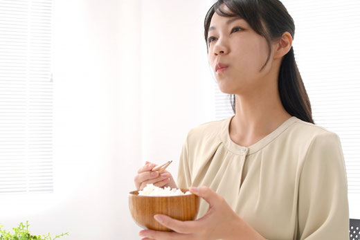 ご飯をよく噛む女性