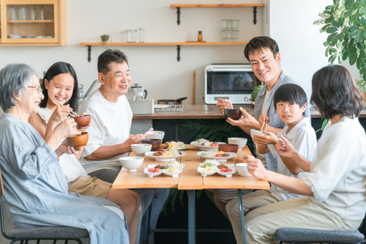 朝ごはんを食べている三世代