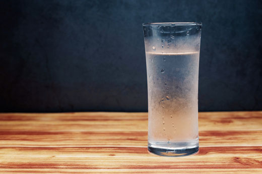 コップに冷たい水