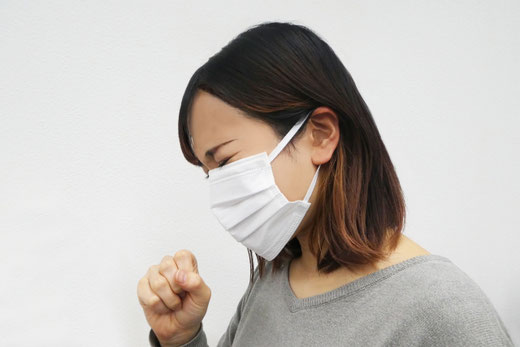 咳こむ女性