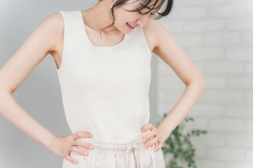 引き締まったお腹の女性