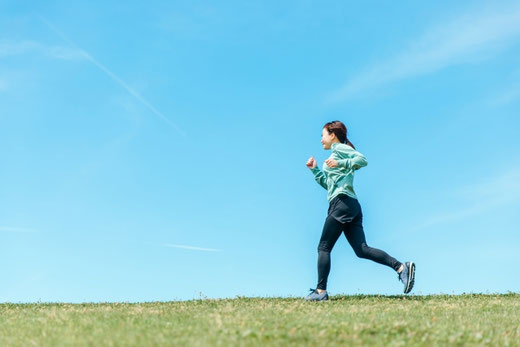 走っている女性