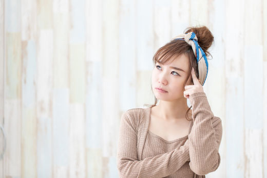 悩んでいる女性