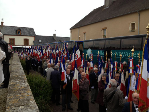 Arrivée des congressistes pour la cérémonie au Monument aux Morts de Graignes