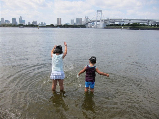 お台場の浜辺で水遊び