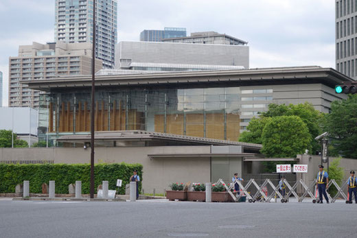 首相官邸の建築案内する人