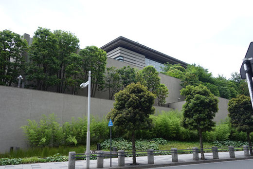 首相官邸の建築案内する人