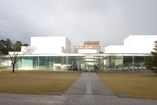 金沢21世紀美術館を見る 東京建築散歩