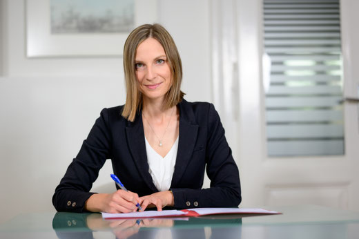 Notarpartnerin Mag. Elisabeth Lentner, LL.M. beim Unterzeichnen eines Dokuments