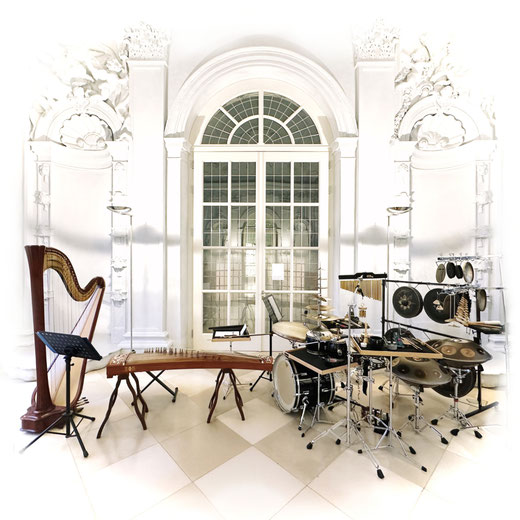 Bühnenaufbau und Instrumentarium in der Orangerie Erlangen