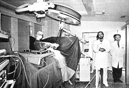 Im Operationssaal kann die Aufzeichnung eines gynäkologischen Eingriffs verfolgt werden. Im Bild Dr. Markus Eberhard und Dr. Mario Litschgi. 