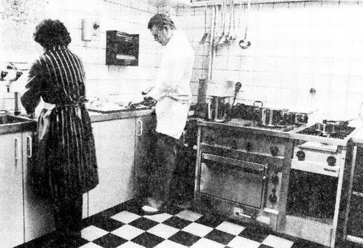 Heinrich Schaible in seiner kleinen aber modernen Küche.