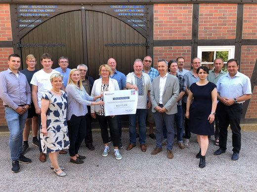 Landwirtschaftsministerin Barbara Otte-Kinast (Mitte) überreicht in Ellingen den Förderbescheid an die beteiligten Projektpartnerinnen und -partner aus ganz Niedersachsen. Foto: Henning Leeske