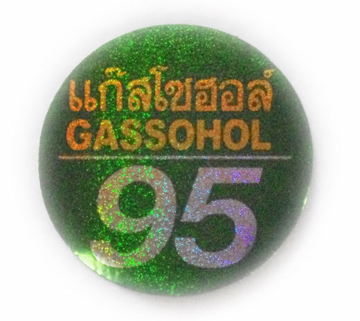 タイ文字 ガソホール95（GASSOHOL）ハイオク ガソリン 丸形 ラメ グリーン × シルバー ステッカー デカール シール [タイ雑貨 アジアングッズ スーツケース用ステッカー] 