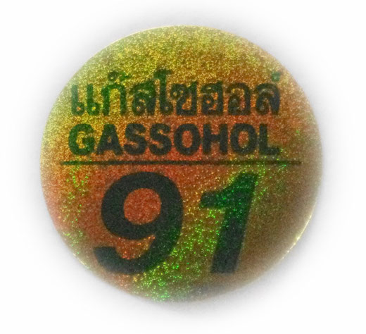 タイ文字 ガソホール91（GASSOHOL）ガソリン 丸形 ラメ ゴールド × グリーン ステッカー デカール シール 02 [タイ雑貨 アジアングッズ スーツケース用ステッカー] 