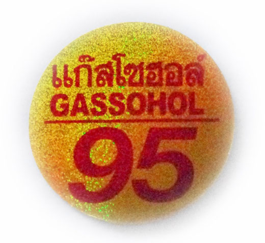 タイ文字 ガソホール95（GASSOHOL）ハイオク ガソリン 丸形 ラメ ゴールド × レッド ステッカー デカール シール 02 [タイ雑貨 アジアングッズ スーツケース用ステッカー] 