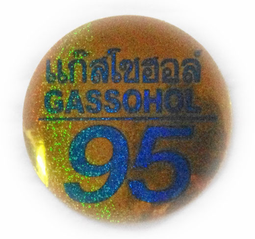 タイ文字 ガソホール95（GASSOHOL）ハイオク ガソリン 丸形 ラメ ゴールド × ライトブルー ステッカー デカール シール [タイ雑貨 アジアングッズ スーツケース用ステッカー] 