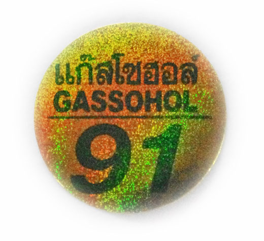 タイ文字 ガソホール91（GASSOHOL）ガソリン 丸形 ラメ ゴールド × グリーン ステッカー デカール シール [タイ雑貨 アジアングッズ スーツケース用ステッカー] 