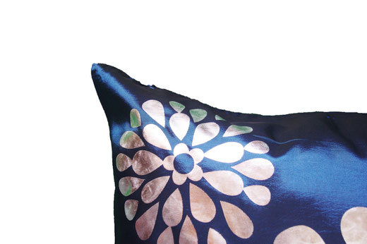 タイシルク クッションカバー 　フラワー デザイン　ネイビー 【Flower Design , Navy】 45×45cm 対応の商品画像03