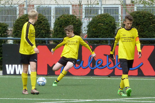 TuS D1-Jugend im Heimspiel gegen Verfolger SV Borbeck. - Foto: mal.