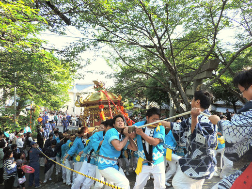 大阪茨木阿為神社例祭。大念寺門前にて