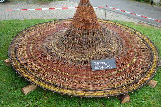 Pavillondach mit bunten Weiden geflochten