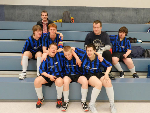 Die Mannschaft der Wartbergschule mit ihrem Trainer Herr Schneider.