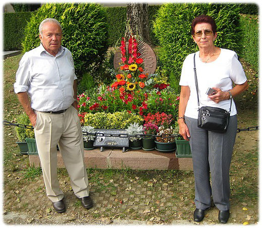 Silvi et José Crespo Larraza sur la tombe de Luis Mariano