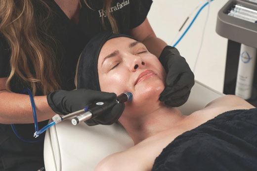 Kosmetikbehandlung für die empfindliche Haut im Kosmetikstudio in Köln- Hydrafacial mit Circiada Protect Booster 