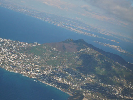 Ischia aus der Luft mit dem Berg Epomeo in der Mitte