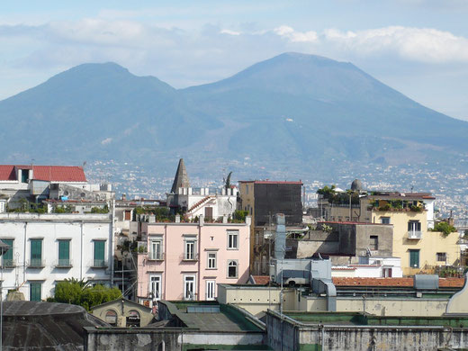 Blick von einer Dachterrasse der Innenstadt auf den Vesuv 