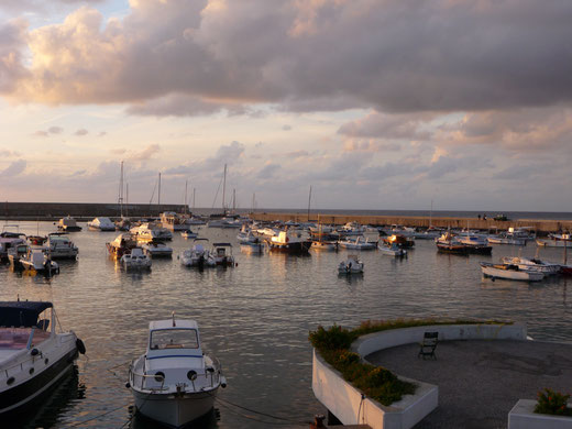 Hafen und Mole von Forio in der Abenddämmerung