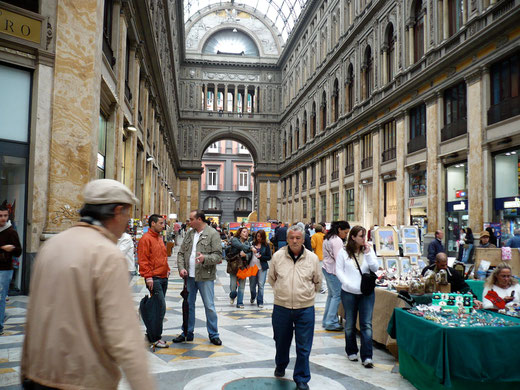 Die Einkaufspassage Galleria Umberto, fast so schön wie ihr Vorbild in Mailand  