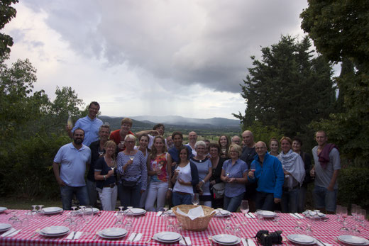 Gruppenbild nach den Dreharbeiten auf La Vialla. Im Pulk versteckt auch die Besitzer des Betriebes: Die Brüder Lo Franco (herausragend links und rechts hinter Tamina)