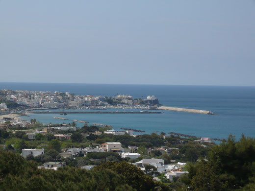 Forio, von Westen her gesehen, rechts auf dem Hügel Santa Maria del Soccorso