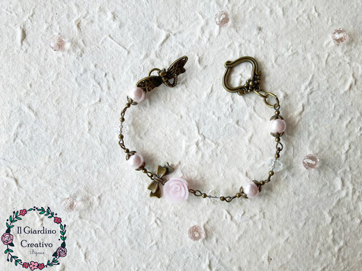 Bracciale "Libellula in rosa" realizzato a mano con rosa color quarzo modellata a mano in pasta modellabile, perle, mezzi cistralli e metallo bronzo antico