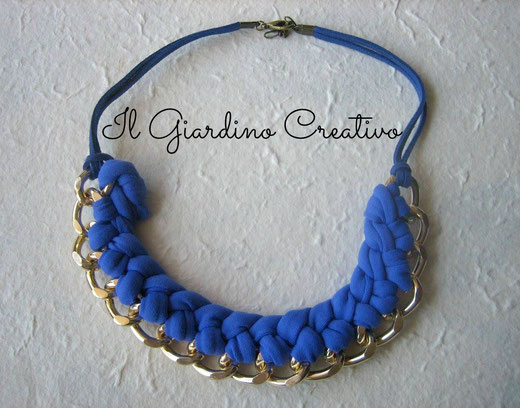 Collana “Blu di Persia” realizzata con catena dorata in alluminio, lycra intrecciata e alcantara