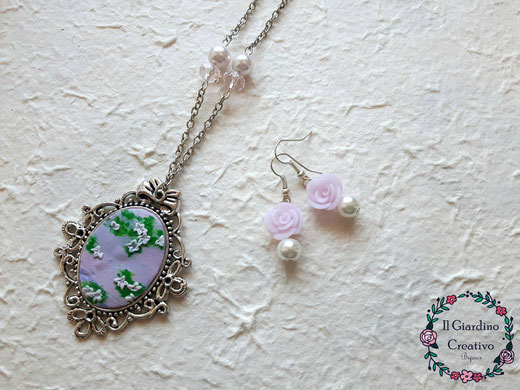 Collana "Le ninfee-Monet" con cammeo realizzato a mano in pasta sintetica modellabile senza l'utilizzo di stampini. Il cammeo è ispirato al celebre quadro le ninfee rosa di Claude Monet.