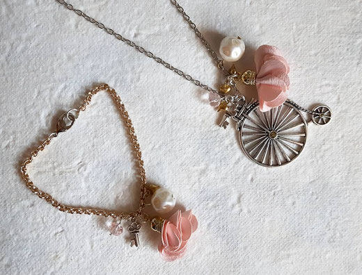 Parure Velocipede romantico, collana decorata con nappa a forma di fiore in tessuto rosa antico, perla, cristalli, chiae e cuori dorati